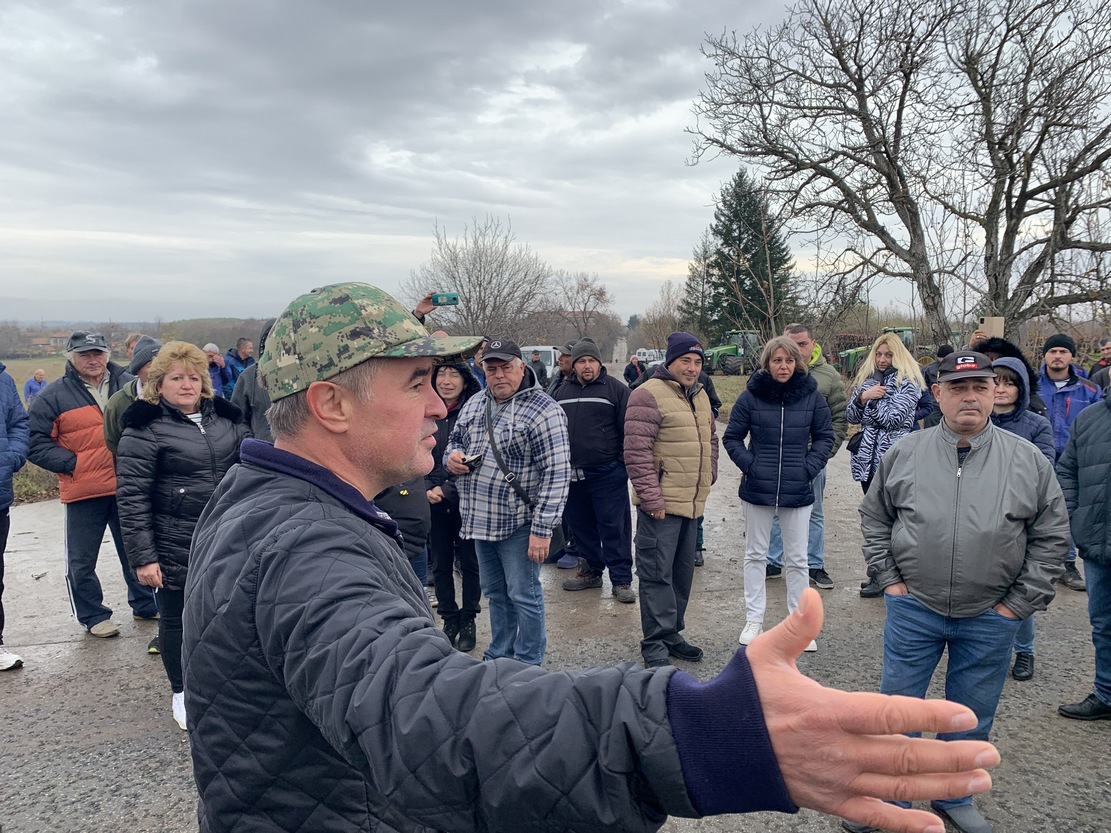 Жива верига затвори пътя София - Русе при Тотлебен/ВИДЕО/